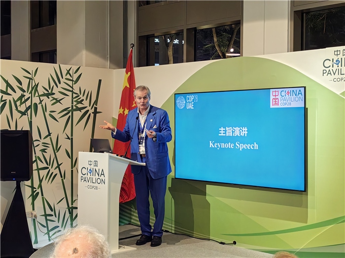 意大利都靈理工大學(xué)終身教授岡特·鮑利發(fā)言。COP28中國角供圖