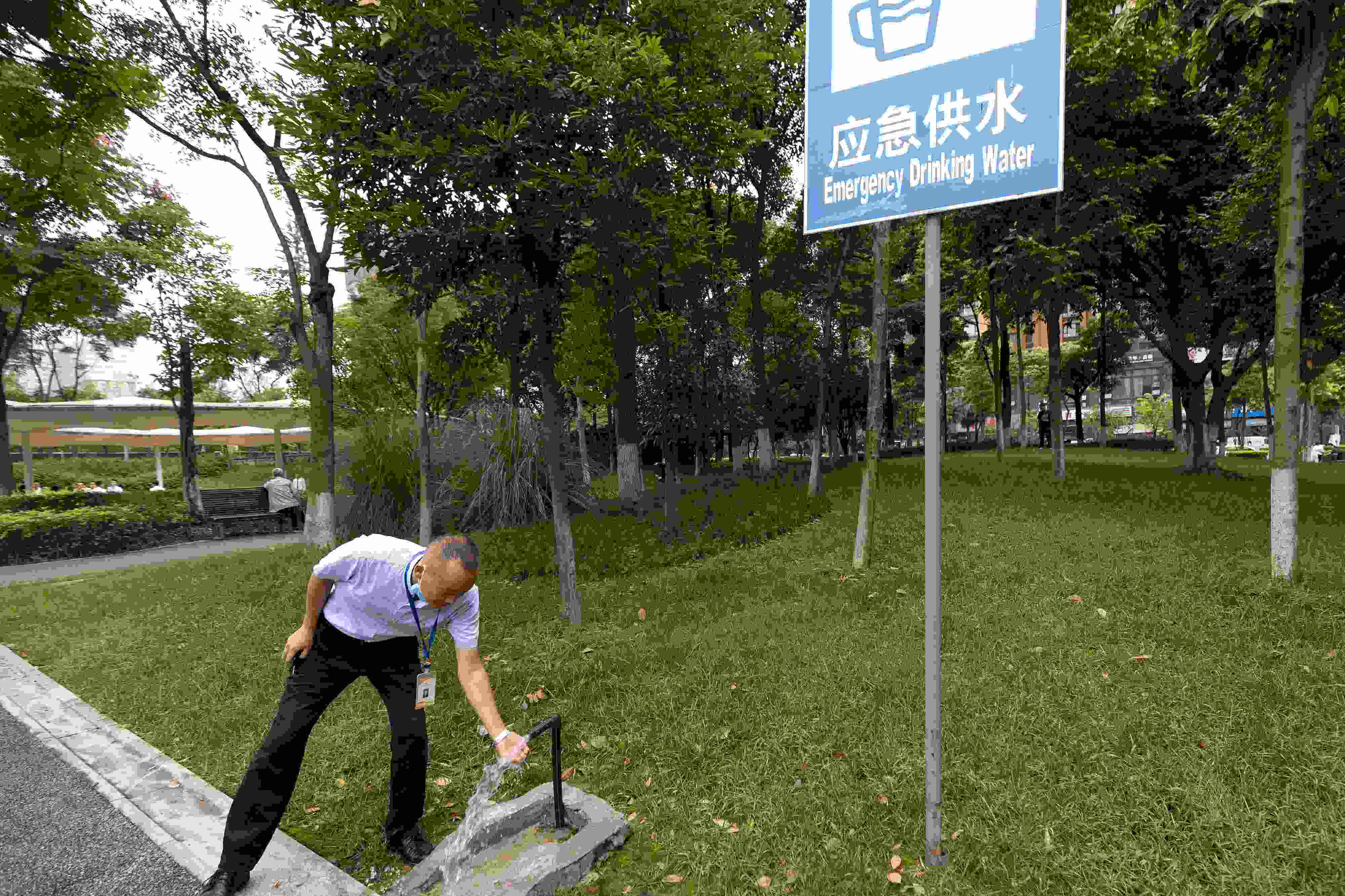 位于成都高新區(qū)天府二街與天府三街之間的大源中央公園，應(yīng)急供水設(shè)施標(biāo)識(shí)醒目。