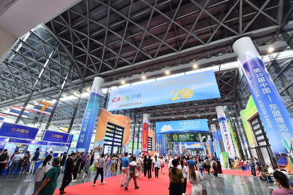 2023年9月18日，參觀者在第二十屆中國—東盟博覽會東盟商品展區(qū)選購商品。新華社記者 黃孝邦 攝