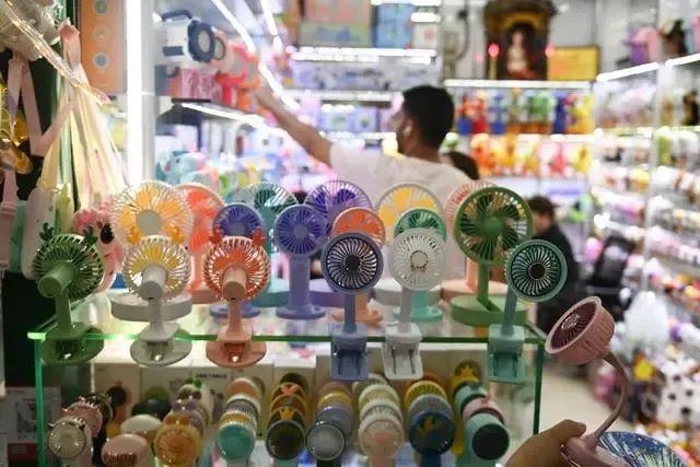 △近期，客商在浙江義烏國際商貿城采購商品。