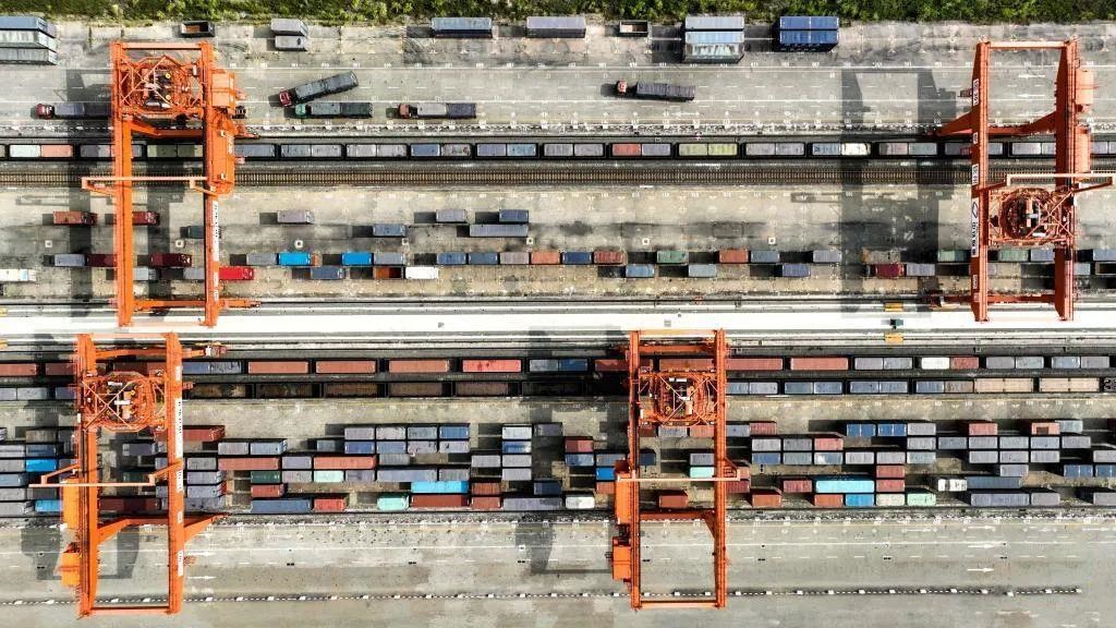 △2023年11月12日，火車在廣西欽州港碼頭裝運集裝箱。