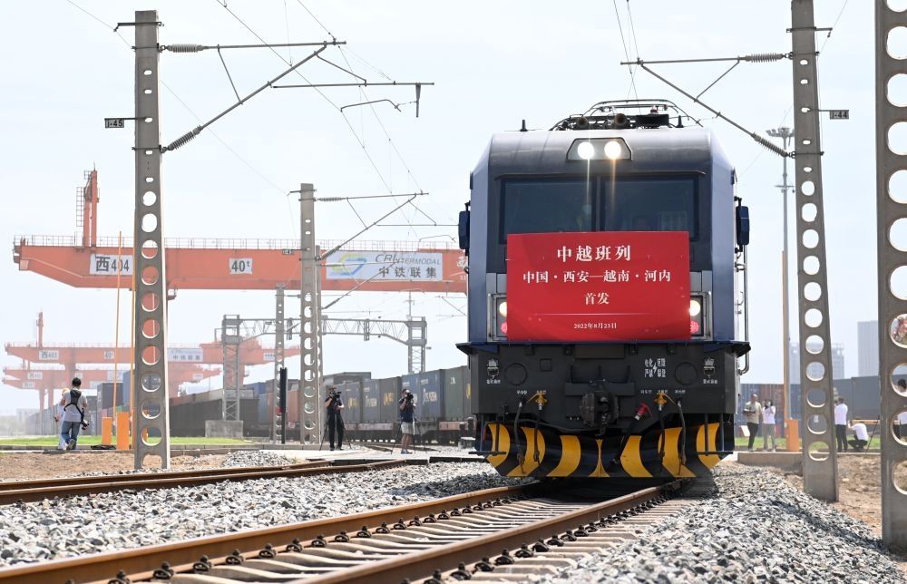 2022年8月23日，陜西首趟中越國際貨運班列由西安國際港站駛出開往越南河內(nèi)。新華社記者 李一博 攝