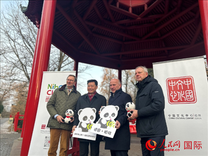 中國文化中心組織的主題活動(dòng)現(xiàn)場(chǎng)。從左至右依次為柏林動(dòng)物園園長克尼里姆、中國駐德國大使吳懇、柏林市長韋格納、柏林動(dòng)物園監(jiān)事會(huì)主席布魯克曼。人民網(wǎng)記者 徐馨攝