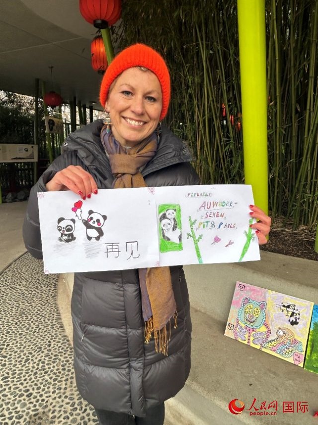桑德拉和德國小朋友們的作品。右圖寫著“祝福好運(yùn)，再見 Pit和Paule（“夢(mèng)想”“夢(mèng)圓”的德語名字）”。人民網(wǎng)記者 徐馨攝