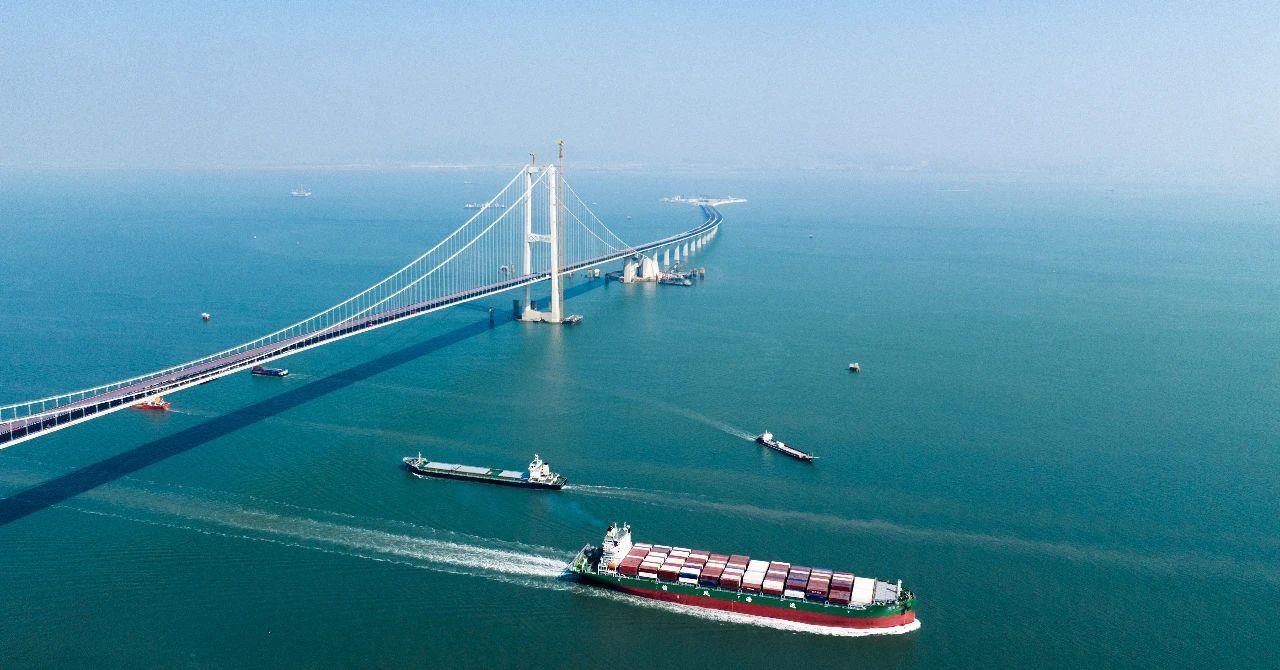 △2023年11月28日，國(guó)家重大工程深中通道海底沉管隧道貫通。