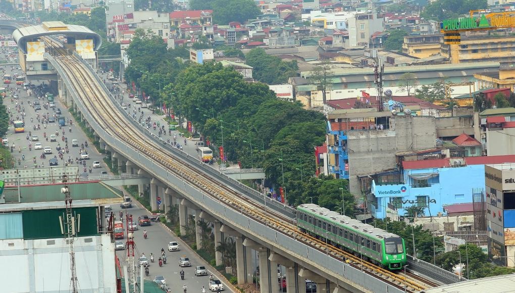 2021年11月6日，列車在越南首都河內(nèi)吉靈-河?xùn)|輕軌線上行駛。中企承建的越南首條城市輕軌項目交接儀式當(dāng)日在河內(nèi)舉行，標(biāo)志著該項目投入運行。新華社/越通社