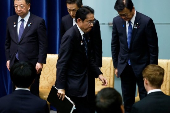  11月2日，在日本東京首相官邸，日本首相岸田文雄在新聞發(fā)布會(huì)后離開(kāi)會(huì)場(chǎng)。新華社發(fā)（Pool圖片，太田潔攝）