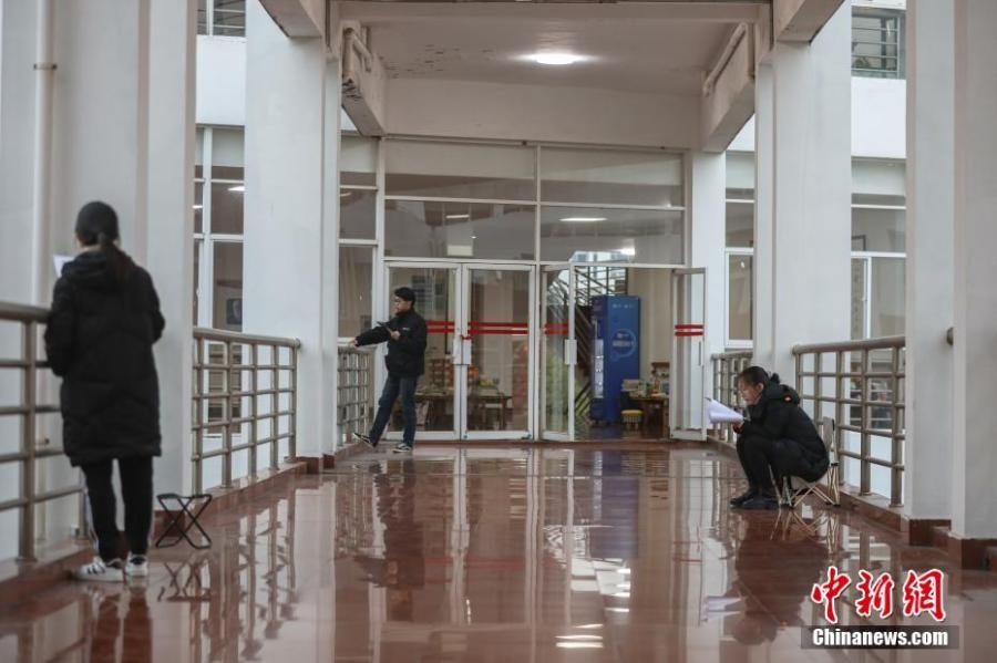 資料圖：幾位考研學(xué)生在南昌大學(xué)教學(xué)樓的天橋上復(fù)習(xí)備考。劉力鑫 攝