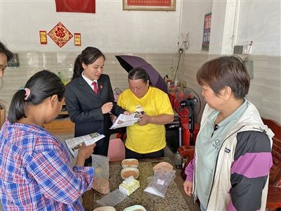  圖⑤：龍圩區(qū)法院法官到群眾家中開(kāi)展法治宣傳。資料圖片
