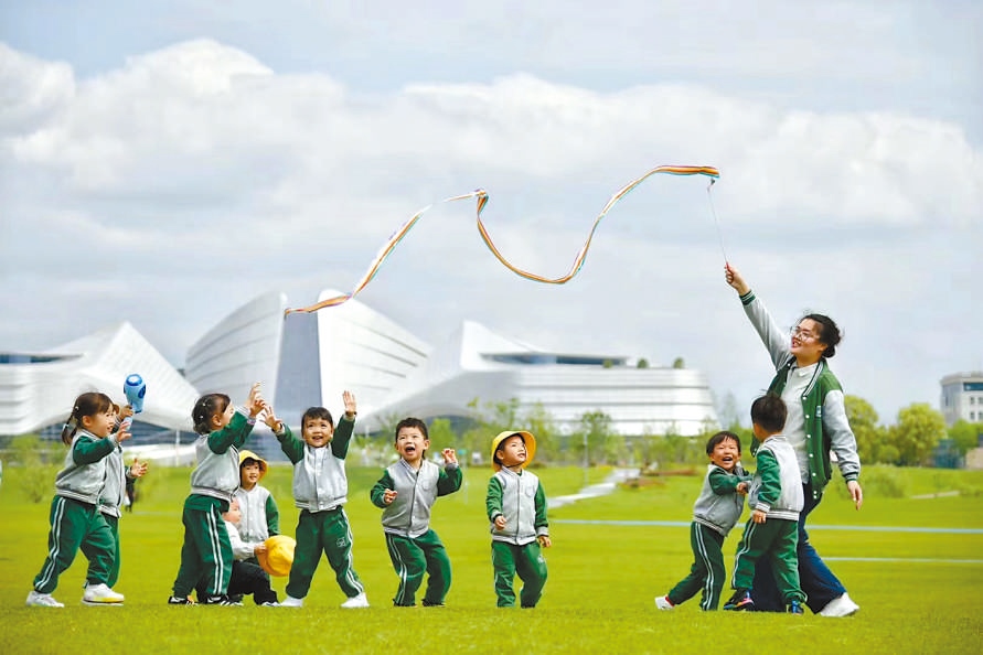  童心飛揚(yáng) 在浙江衢州市智慧新城草坪公園，一名幼兒園老師揮舞彩帶，與孩子們一起玩耍。衢州市柯城區(qū)將兒童友好理念融入城區(qū)整體規(guī)劃，努力為兒童成長(zhǎng)創(chuàng)造更好的發(fā)展環(huán)境，提升兒童和家庭的獲得感、幸福感、安全感。 衢州市柯城區(qū)某幼兒園哥倫比亞籍教師 莉莉安娜·雷斯特雷波·埃斯皮諾薩攝 “我和家人都很喜歡在衢州生活，這是一座兒童友好城市，有很多兒童營(yíng)地和戶外活動(dòng)場(chǎng)所。我看到孩子們?cè)谟變簣@、戶外非常快樂(lè)地玩耍，便用相機(jī)記錄下這美好時(shí)刻?！? /></p> <p style=