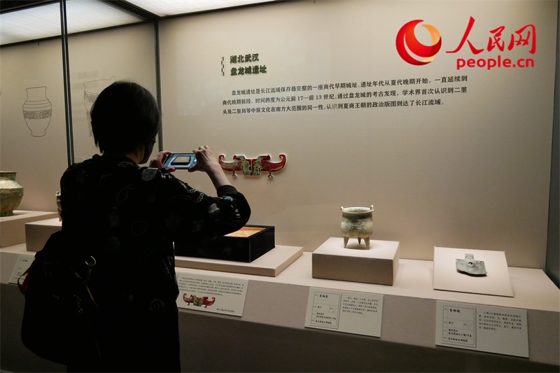今年9月，觀眾正在參觀“鑒往知遠(yuǎn)——新時(shí)代考古成果展”。人民網(wǎng)記者 韋衍行攝
