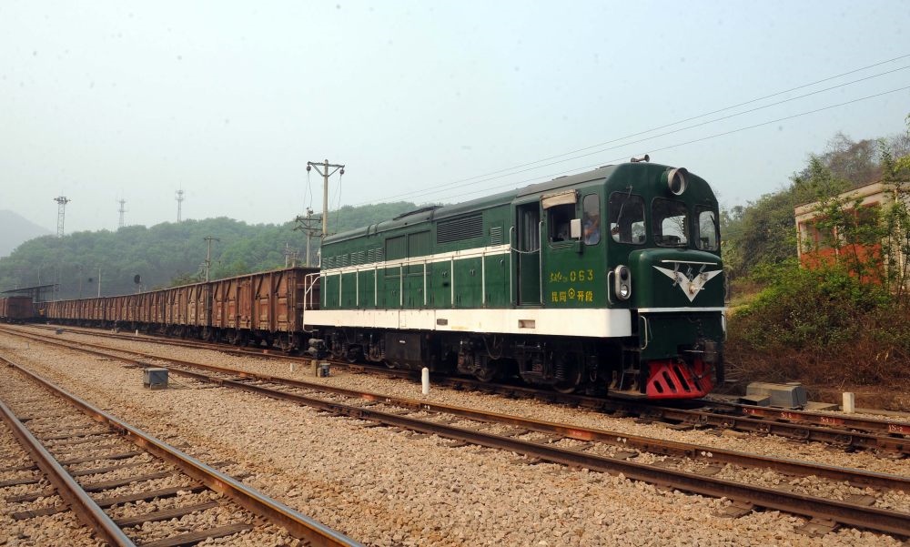一列從越南進入中國河口山腰國際轉運站的米軌貨車更換機車頭后駛離（2010年3月20日攝）。