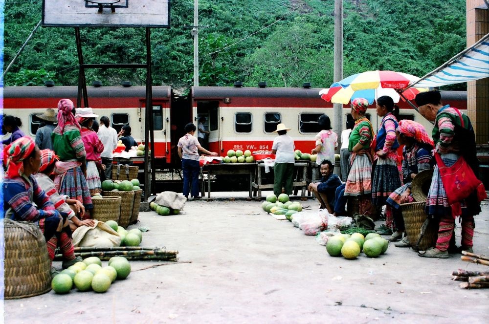 這是90年代中后期滇越鐵路沿線的集市，客運列車的開行為當?shù)氐拇迕駧砩虣C。