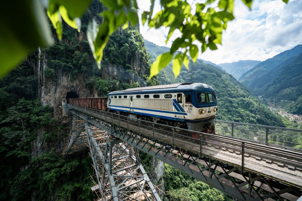 進行人字橋橋梁檢測的米軌列車通過人字橋（2023年9月6日攝）。