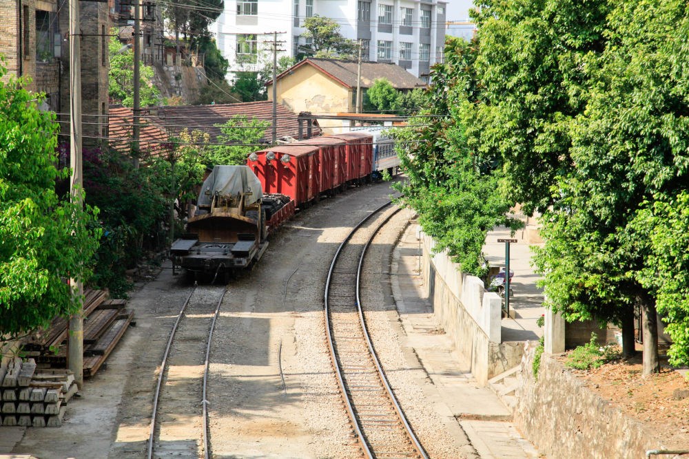 滇越鐵路宜良段的鐵軌與貨車（2013年3月26日攝）。