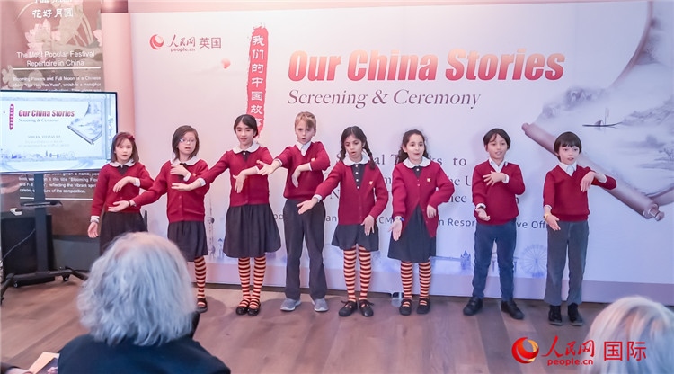 肯辛頓韋德預(yù)備學(xué)校小學(xué)生表演。人民網(wǎng) 郭錦標(biāo)攝