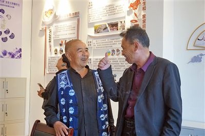  在大理州古生村訴訟服務站內，全國人大代表樊九平為“阿鵬調解員”點贊。