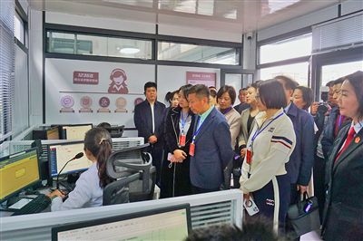  在昆明中院訴前調解工作室內，代表們觀摩法官線上調解。