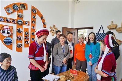  在大理法院喜洲法庭，代表們與“金花調解員”共同探討民族特色調解工作方法。