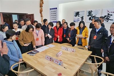  在劍川法院家事調解室內，該院制作的《離婚證明書》引起了代表們的關注。