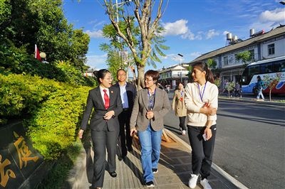  全國人大代表王爭（右一）、張海鷗（右二）向法官了解民族特色調解工作機制。