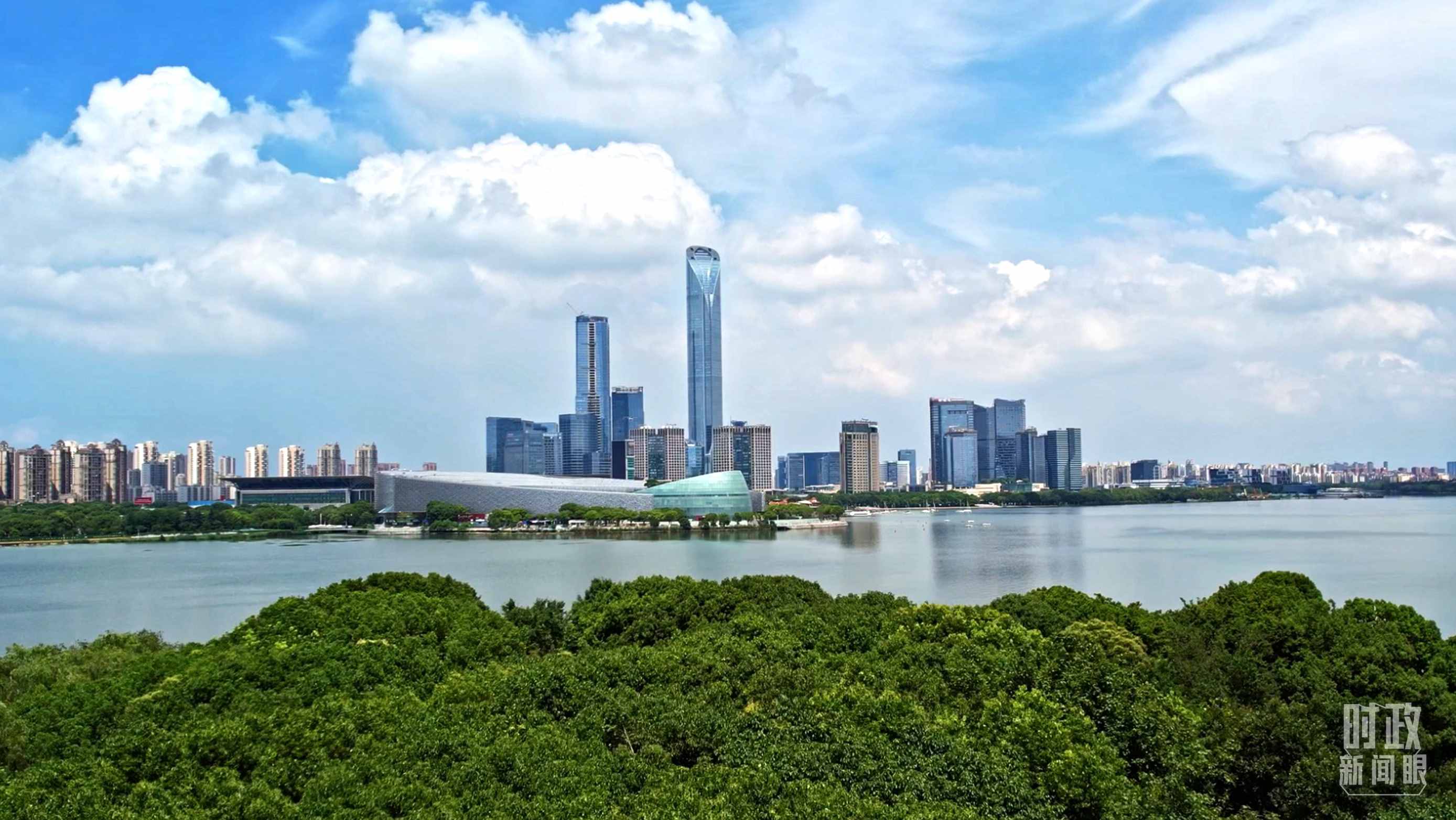 △金雞湖畔的蘇州工業(yè)園區(qū)。（總臺央視記者范凱拍攝）