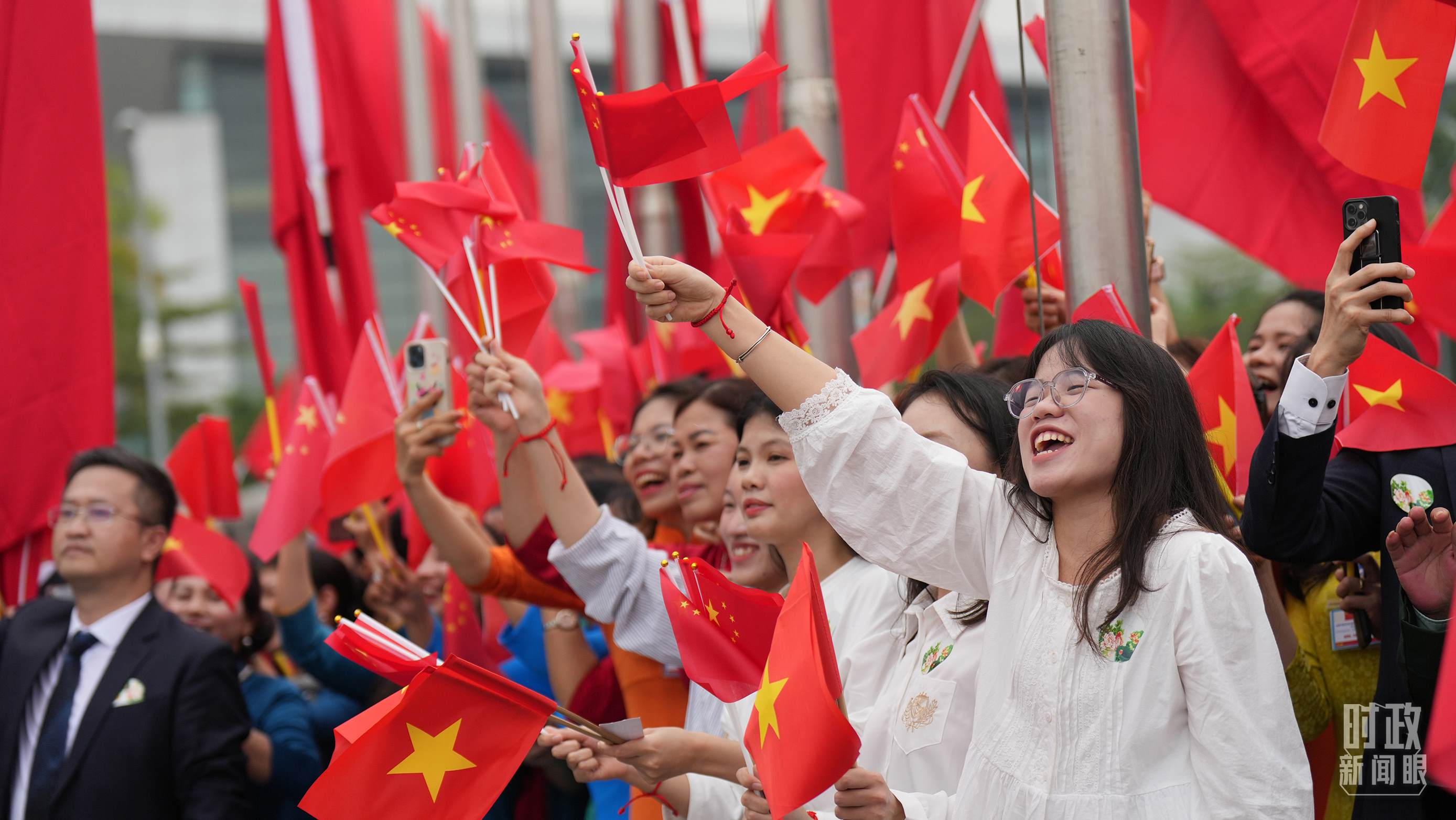 △人們揮舞兩國(guó)旗幟歡迎習(xí)近平訪越。（總臺(tái)國(guó)廣記者李晉拍攝）