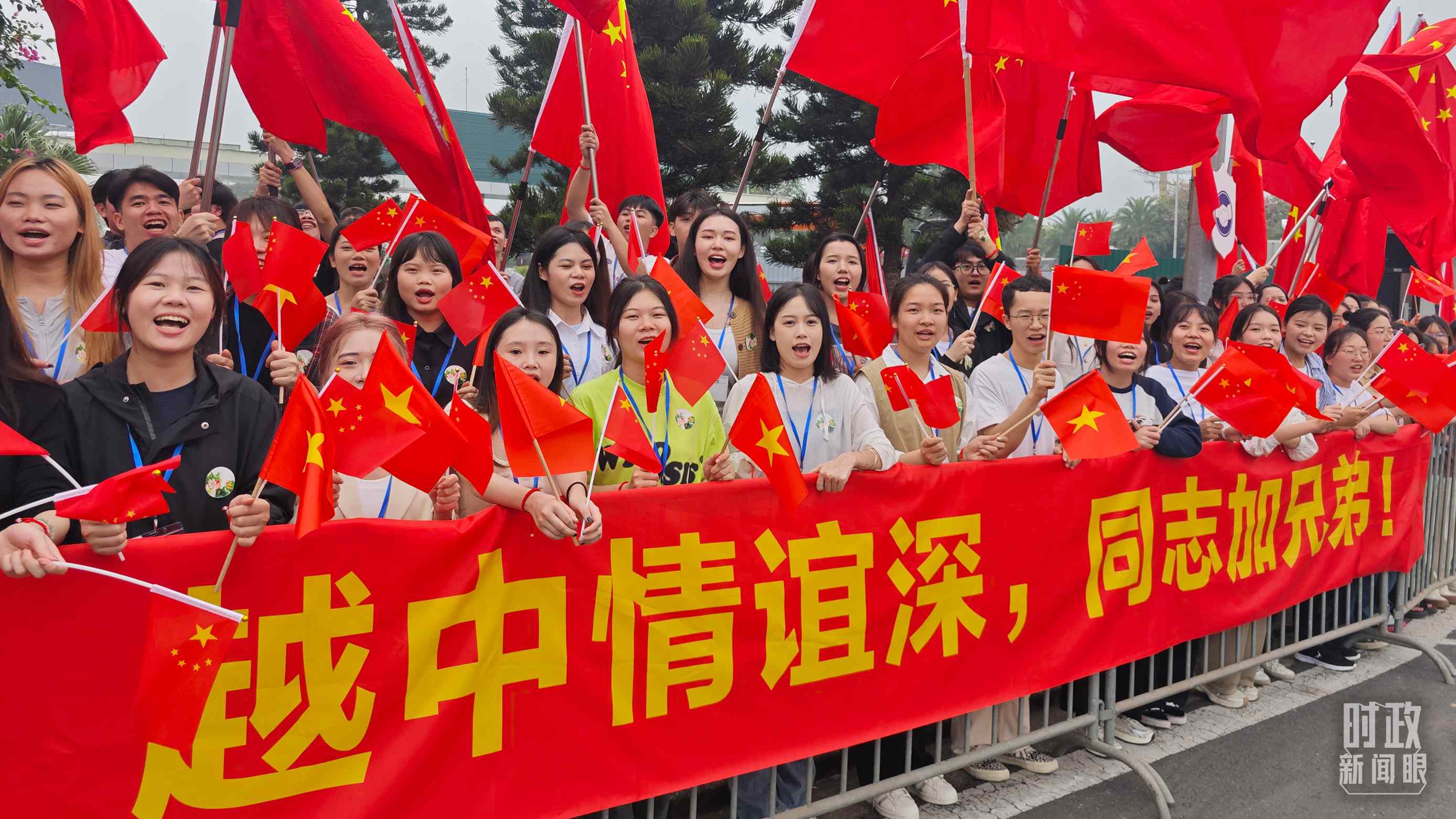 △習(xí)近平乘車從機(jī)場(chǎng)赴下榻飯店途中，許多人自發(fā)聚集在道路兩旁，揮舞兩國(guó)旗幟，表達(dá)熱烈歡迎。（總臺(tái)央視記者耿小龍拍攝）