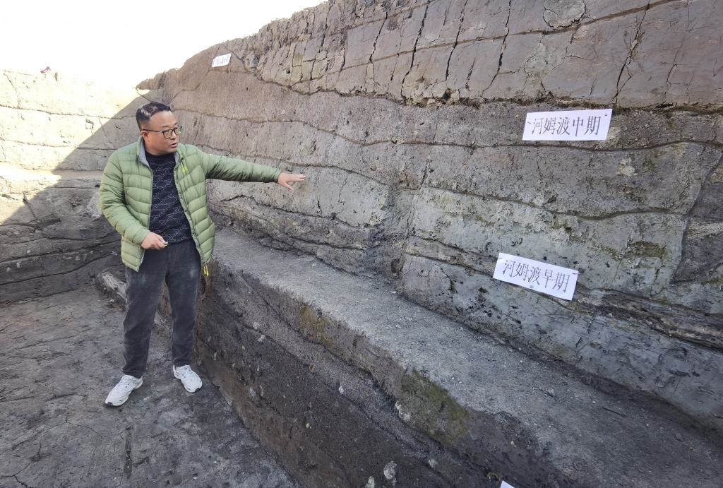 12月14日，汶溪遺址發(fā)掘項目現(xiàn)場負責人雷少介紹遺址整體情況。新華社記者顧小立 攝