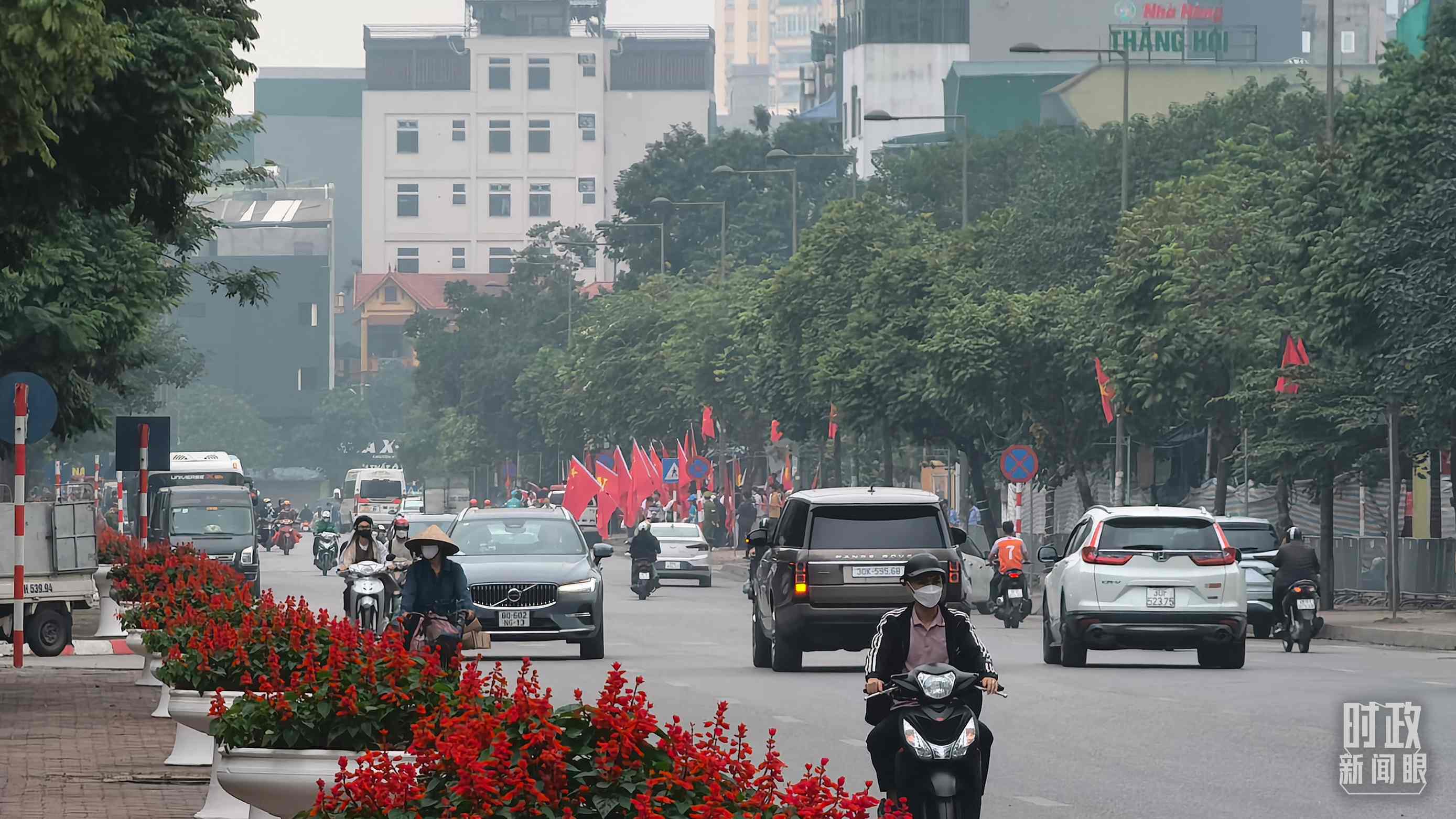 △河內(nèi)街道兩側(cè)的中越兩黨兩國(guó)旗幟。（總臺(tái)央視記者韓銳拍攝）