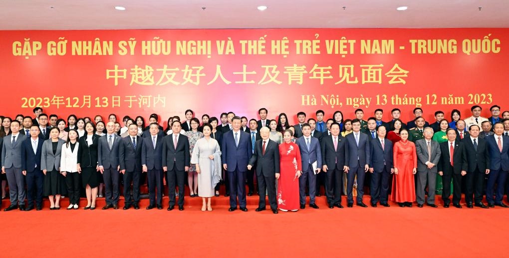 這是習(xí)近平夫婦和阮富仲夫婦同中越兩國(guó)青年和友好人士代表親切合影。