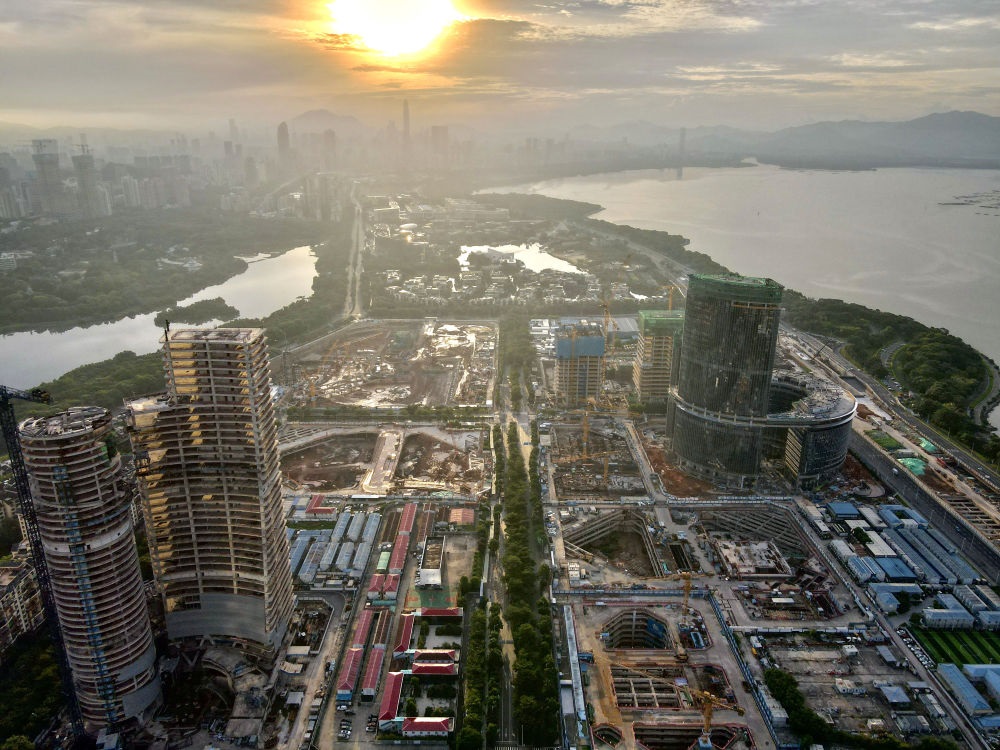 位于深圳市南山區(qū)的深圳灣超級總部基地建設(shè)現(xiàn)場（無人機照片，2023年8月26日攝）。新華社記者 周科 攝