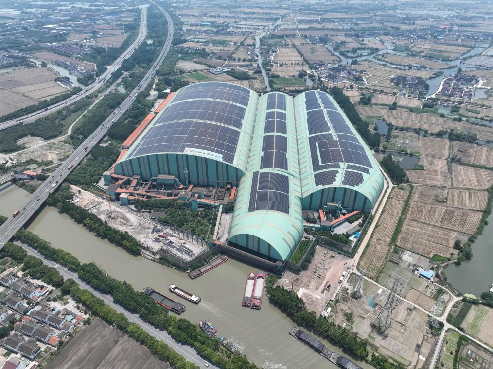 這是江蘇蘇州市常熟市龍騰特種鋼有限公司碼頭料場屋頂光伏（無人機照片，2023年6月9日攝）。新華社記者 季春鵬 攝