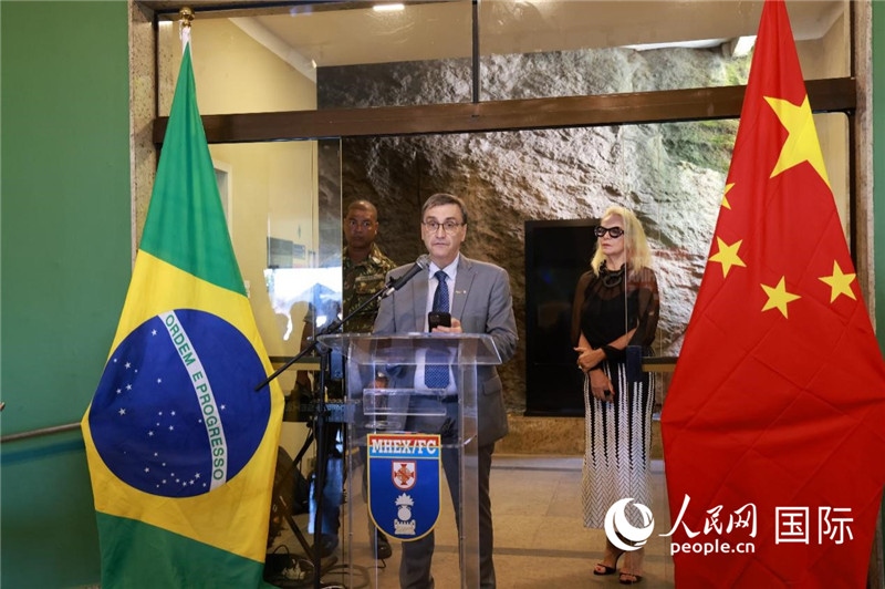 巴西攝影聯(lián)合會主席卡洛斯·甘達拉在攝影展開幕式上致辭。 人民網(wǎng)記者 陳海琪攝