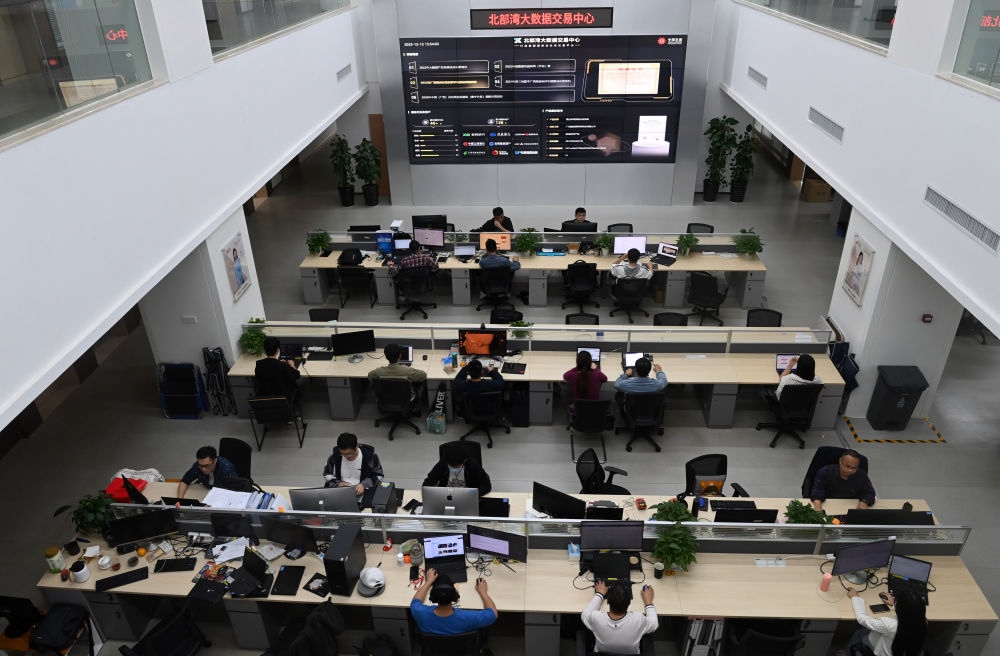中國—東盟信息港員工在工作中。