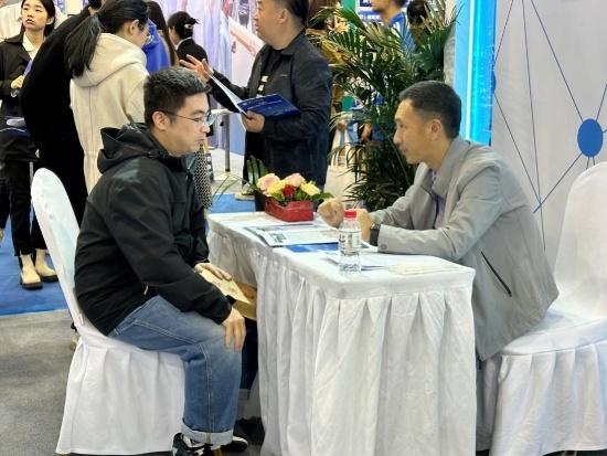 沈陽招聘會現(xiàn)場。人民網記者 尹柏寒攝