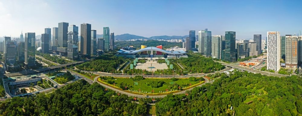 這是在廣東省深圳市拍攝的深圳市民中心和蓮花山公園一線（2020年10月2日攝，無人機(jī)照片）。新華社記者 梁旭 攝