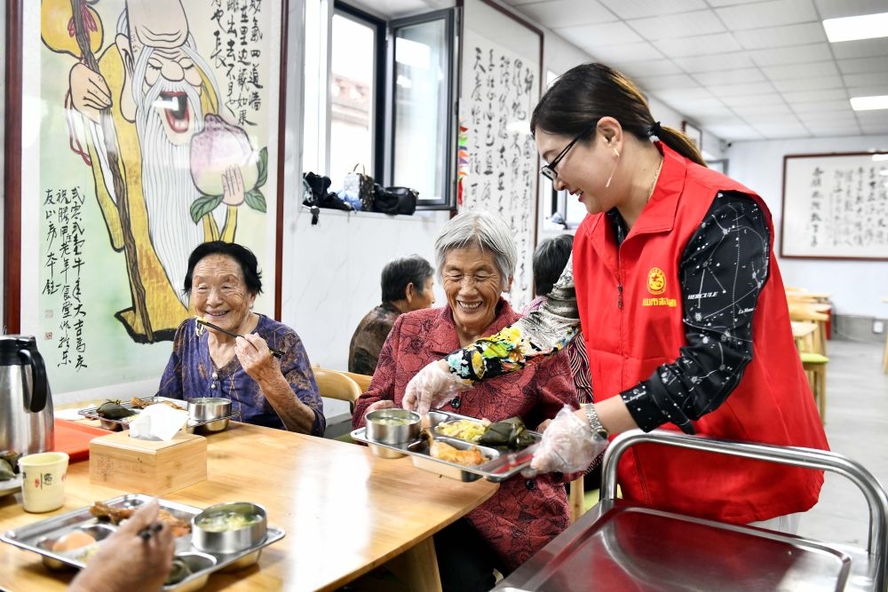 在山東省乳山市城區(qū)街道騰甲莊村幸福食堂，志愿者為老人們配送午餐（2023年6月24日攝）。新華社記者 郭緒雷 攝