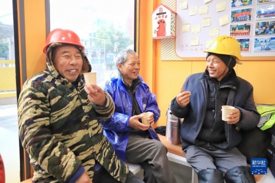 12月16日，幾名戶外勞動(dòng)者在位于浙江舟山市的一家“勞動(dòng)者驛站”里喝姜茶驅(qū)寒。