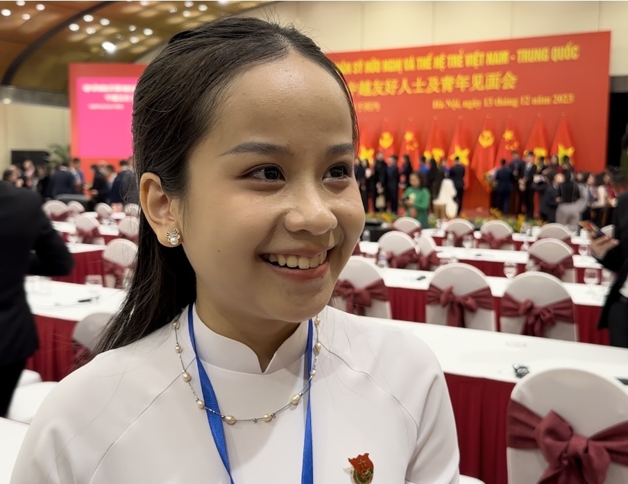 越南青年代表黎月瓊接受記者采訪。