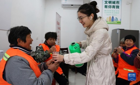 12月16日，在浙江省湖州市德清縣乾元鎮(zhèn)環(huán)衛(wèi)工人愛心驛站，志愿者為環(huán)衛(wèi)工人倒紅糖姜茶。