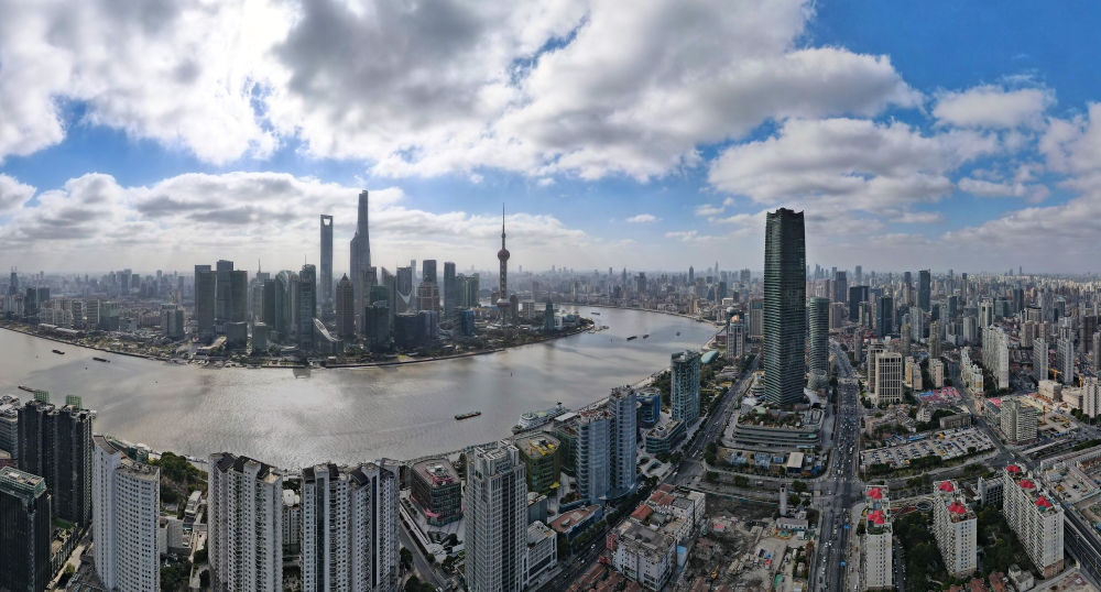 從上海虹口區(qū)北外灘空中俯瞰中國（上海）自由貿(mào)易試驗(yàn)區(qū)陸家嘴片區(qū)（2023年1月10日攝，無人機(jī)全景照片）。新華社記者 方喆 攝