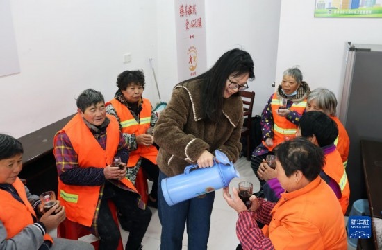 12月16日，在浙江省湖州市德清縣乾元鎮(zhèn)環(huán)衛(wèi)工人愛心驛站，志愿者為環(huán)衛(wèi)工人倒紅糖姜茶。