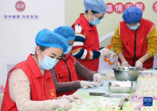 12月16日，在山東省棗莊市市中區(qū)城管藍(lán)職工志愿服務(wù)驛站，愛心志愿者為戶外勞動(dòng)者包水餃。