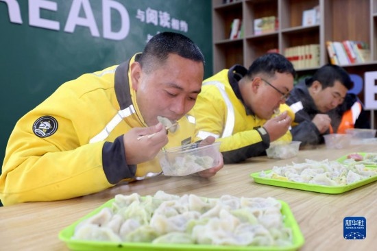 12月16日，在山東省棗莊市市中區(qū)城管藍(lán)職工志愿服務(wù)驛站，戶外勞動(dòng)者吃上熱氣騰騰的水餃。