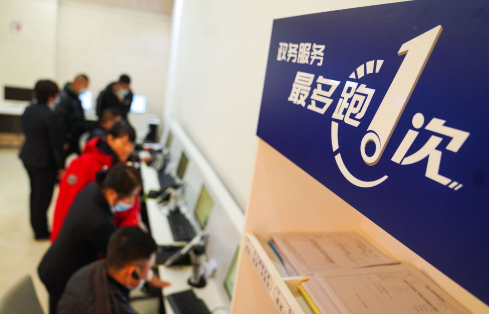 在吉林省長春市二道區(qū)政務(wù)服務(wù)中心輔助填報(bào)區(qū)，市民在工作人員的輔助下進(jìn)行事項(xiàng)填報(bào)（2020年11月23日攝）。新華社記者 許暢 攝