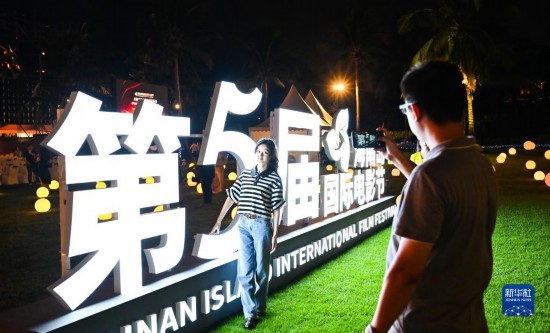 12月16日，觀眾在第五屆海南島國際電影節(jié)開幕式現(xiàn)場拍照留念。