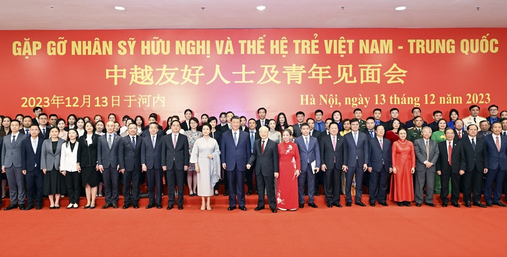 習(xí)近平夫婦和阮富仲夫婦同中越兩國(guó)青年和友好人士代表親切合影。