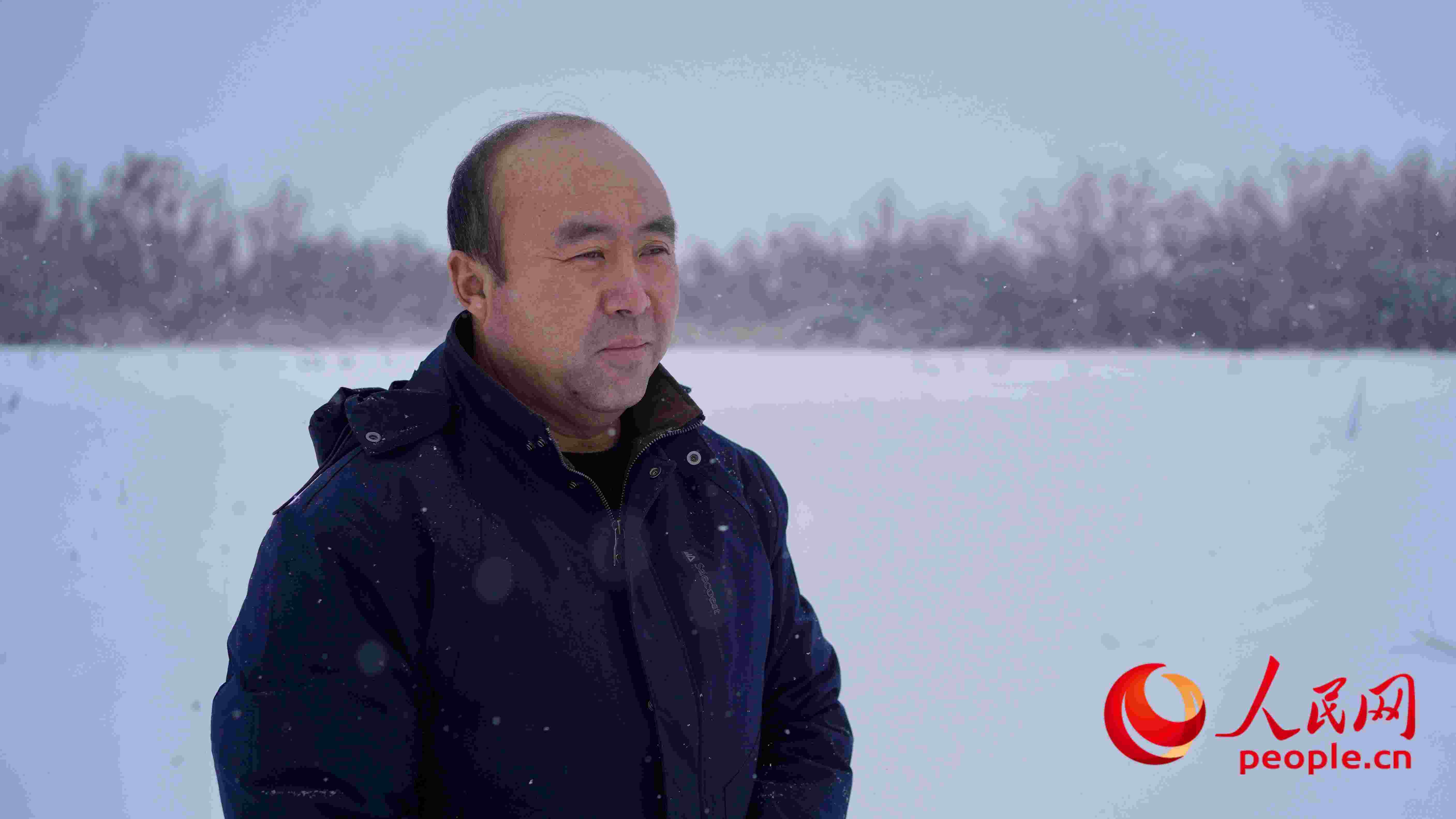 馬曉華回憶當(dāng)年和父親一起種樹的情形，滿是懷念。人民網(wǎng) 周靜圓攝