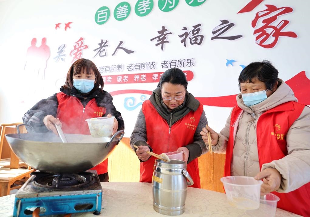 12月17日，在山東省臨沂市沂南縣銅井鎮(zhèn)杜山社區(qū)孝善食堂，志愿者們?cè)跒樯鐓^(qū)內(nèi)獨(dú)居和行動(dòng)不便的老人煮水餃。 新華社發(fā)（王彥冰 攝）